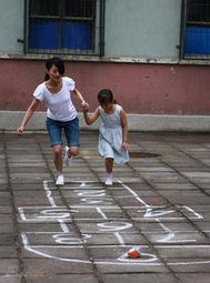 英文跳房子游戏,Engaging in the Classic Game of Hopscotch: A Fun and Educational Activity for Kids